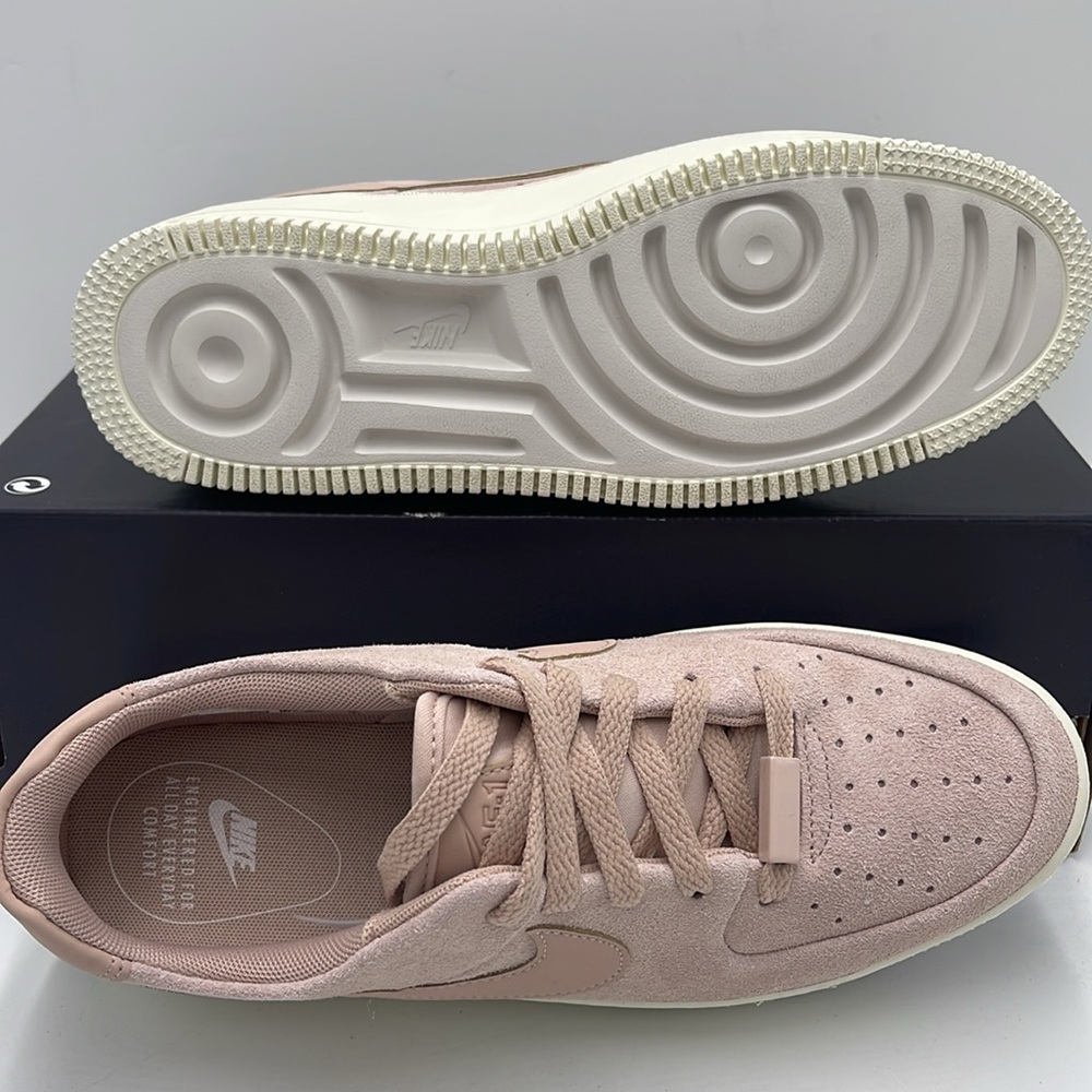 Nike WMNS Air Force 1 Sage Low
Platform Sneakers
Particle Beige/Phant
AR5339-201 - Picture 3 of 16